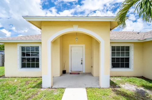 561 Nagle Pl, Fort Pierce, FL 34953-3157