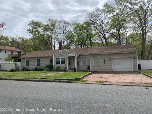 867 Arlington Ave, Lacey, NJ 08731-1140