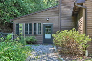 425 Laurel Ridge Rd, Swartzville, PA 17569-9426