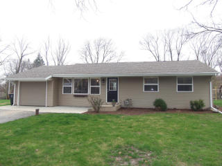 11829 Oakwood Dr, Hales Corners, WI 53132-1301