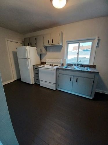 733 Delaware Ave, Glassport, PA 15045-1537