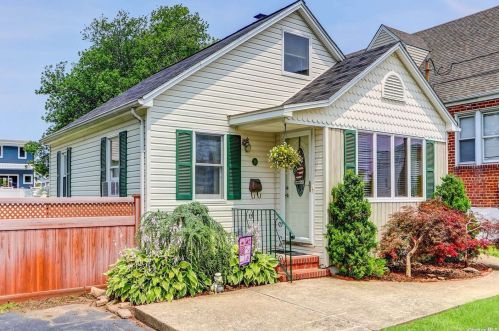 76 Orchard St, North Lindenhurst, NY 11757-5703