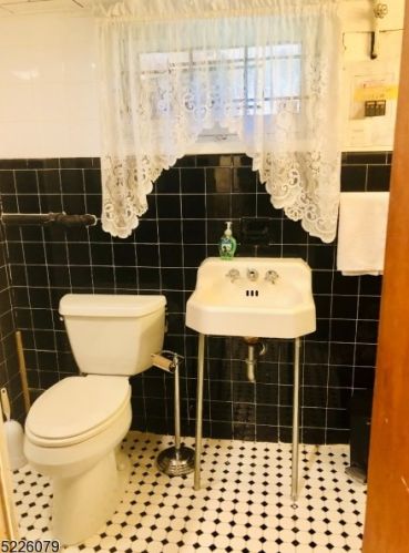 7 Sunrise Dr, Greystone Park NJ  07950-2018 exterior