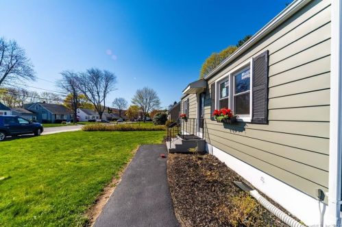 60 Crestwood Ave, Waterbury CT  06704-1621 exterior