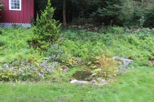 84 Columbine Dr, Bridgeport CT  06611-4601 exterior