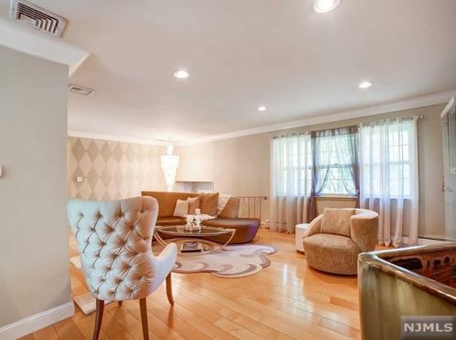 550 Franklin Ave, Franklin Lakes NJ  07417-2512 exterior