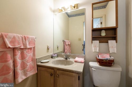 18 Townsend Ct, Lancaster PA  17603-6797 exterior