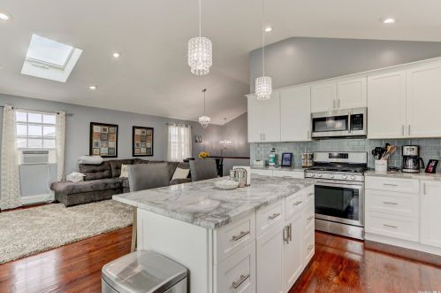 845 Atlantic St, North Lindenhurst, NY 11757-6210