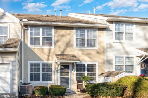 10 Courtyard Dr, Carlisle, PA 17013-1395