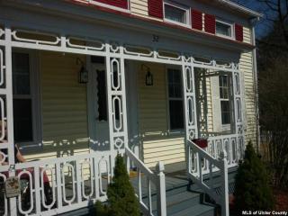 32 Clinton Ave, Kingston NY  12401-2911 exterior