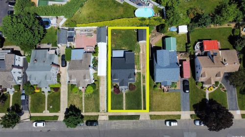 2381 Yorktown St, Rockville Centre NY  11572-1717 exterior