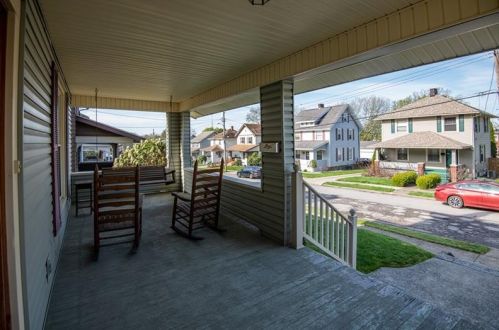 93 White Ave, Hermitage, PA 16146-3053