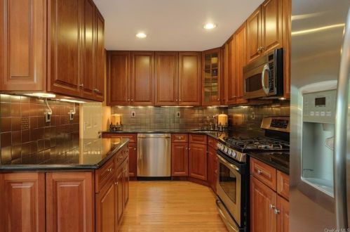 127 Mystic Dr, Crotonville, NY 10562-1966