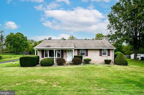 41 Oak St, Gilbertsville, PA 19525-9432