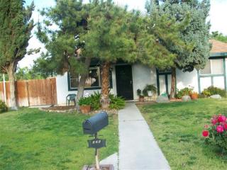 526 Petunia St, Bakersfield, CA 93306-6332