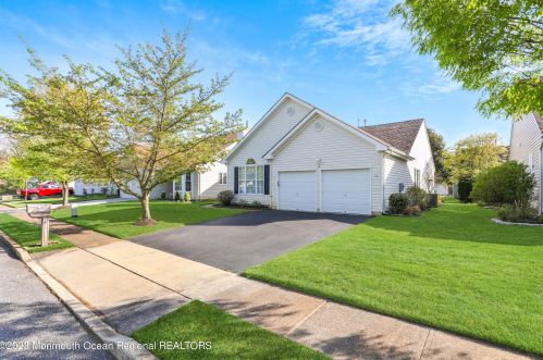18 Orchid Ln, Bricktown, NJ 08724-5403