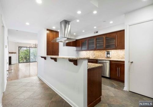 3 Whitman Ct, Teaneck NJ  07666-6471 exterior