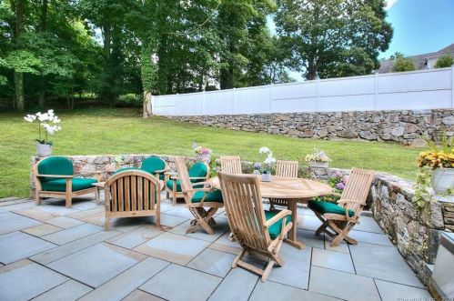 31 Larbert Rd, Southport CT  06890-1341 exterior