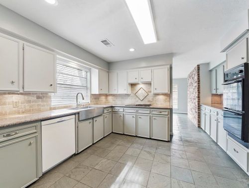 1003 Parkstead Dr, Taylor Lake Village, TX 77586-4122