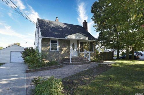 111 Brier St, Central Islip, NY 11722-3937