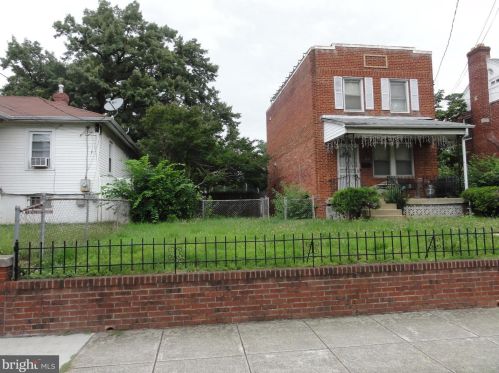 4240 Eads St, Washington, DC 20019-3439