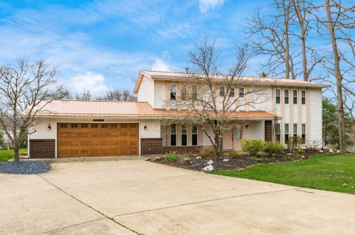 5605 Pleasant View Dr, Nashport, OH 43830-9058