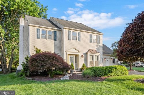 2 Firewood Dr, Southampton, PA 18966-2749