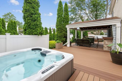 49 Roderick Rd, West Islip NY  11795-2632 exterior