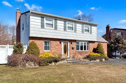 9 Dorothy St, Bethpage, NY 11714-2907