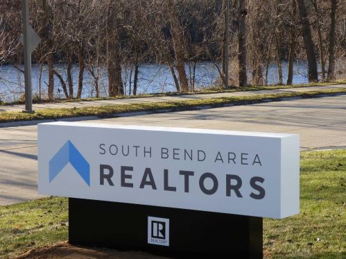 206 Meridian St, Mishawaka IN  46544-1673 exterior