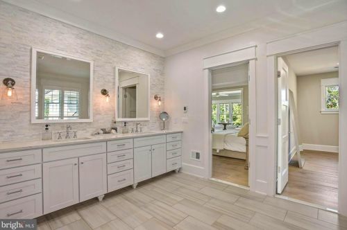 1044 Manning St, Great Falls VA  22066-1922 exterior