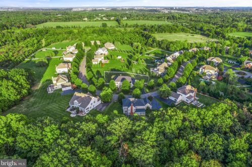 20906 Mcintosh Pl, Leesburg VA  20175-6372 exterior