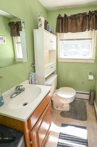 17 English Range Rd, Derry NH 03038-5323 exterior