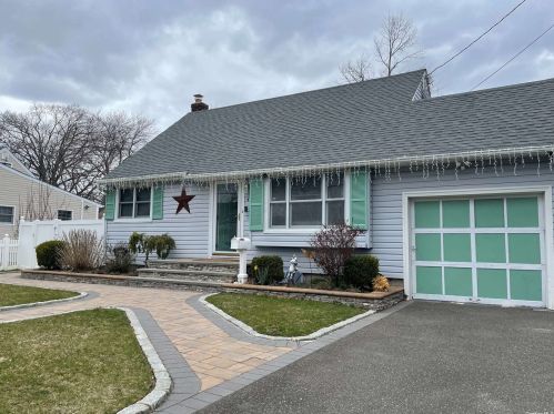 41 32nd St, Copiague, NY 11726-1801