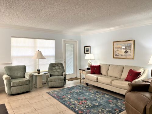 26 Pine Arbor Ln, Vero Beach, FL 32962-0820