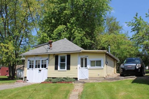 221 Hillcrest Ave, New Castle, PA 16105-2143