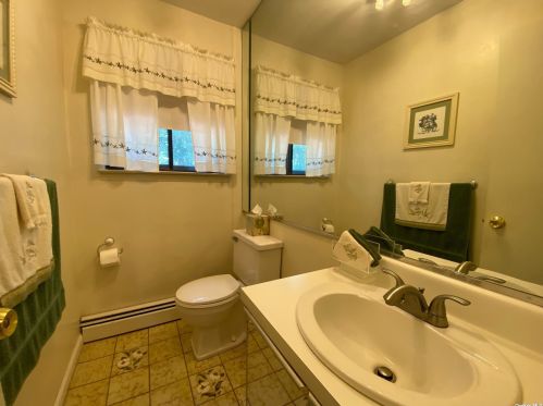 18 Stonehurst Ln, Huntington Station NY  11746-7932 exterior