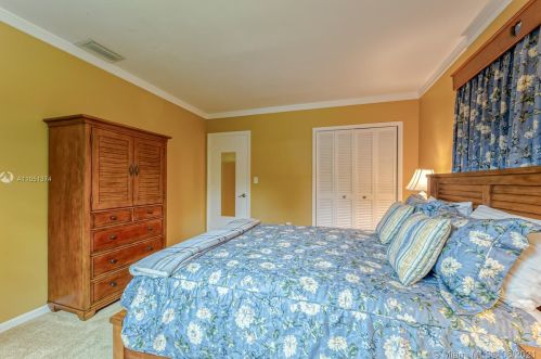 7440 Twin Sabal Dr, Hialeah FL  33014-2529 exterior