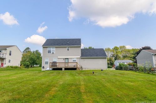 15 Bartlett Meadow Dr, Killingly CT  06241-1847 exterior