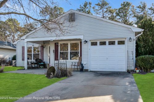 8 Nautilus Dr, Bricktown, NJ 08723-7235