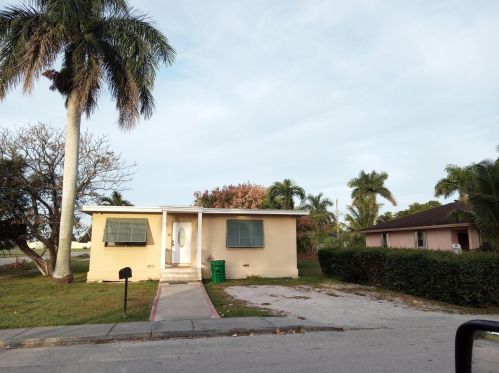 397 Cypress Ave, Pahokee FL  33476-1937 exterior