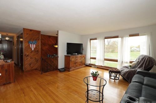 15 Benneville Rd, Milford CT  06461-2432 exterior