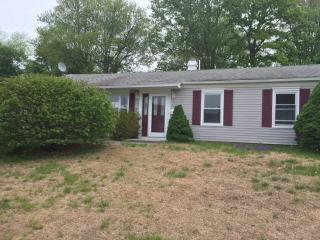 17 Crestwood Rd, Ansonia, CT 06401-2807