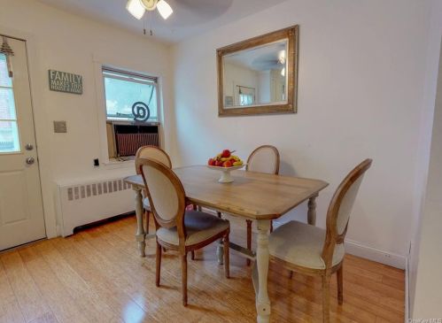 906 Rhinelander Ave, Bronx, NY 10462-3418