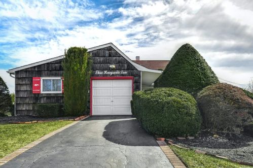 3 Honeysuckle Ln, San Remo, NY 11754-3920