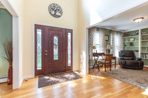 8 Canter Ct, Nashua NH  03063-2930 exterior