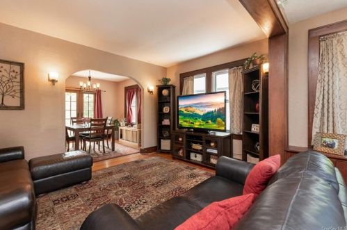 11 Sutton Pl, Crotonville NY  10562-4419 exterior