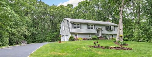34 Nutmeg Ln, Huntington, CT 06484-1713