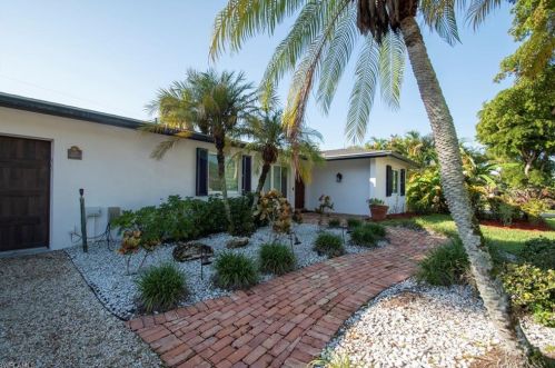 80 Cypress Point Dr, Naples FL  34105-6311 exterior
