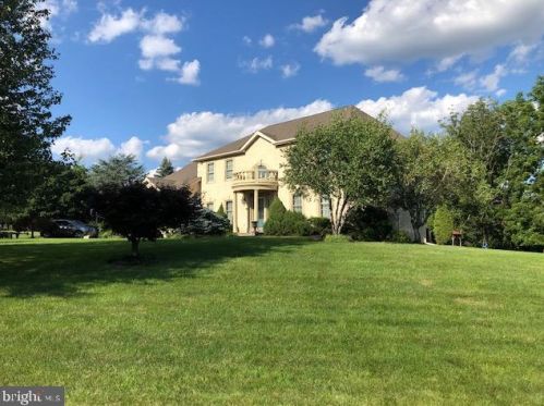 645 Cranstone Ln, Blue Bell, PA 19422-2911